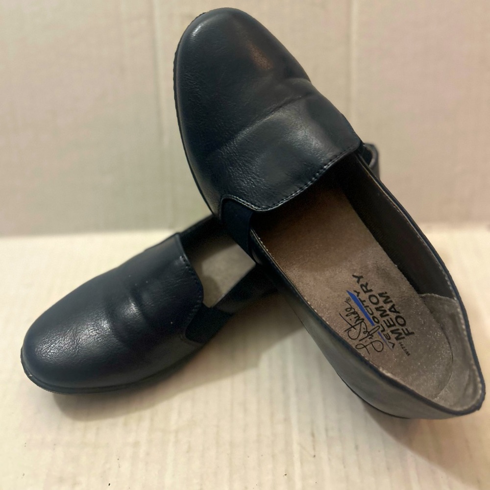 Woman’s life stride navy Slip-On Shoes size 8